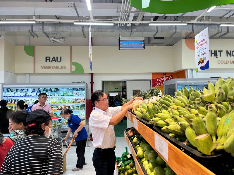 Ông Nguyễn Ngọc Thắng - Phó Tổng Giám đốc Saigon Co.op - kiểm tra công tác kinh doanh ngày mở cửa bán hàng.