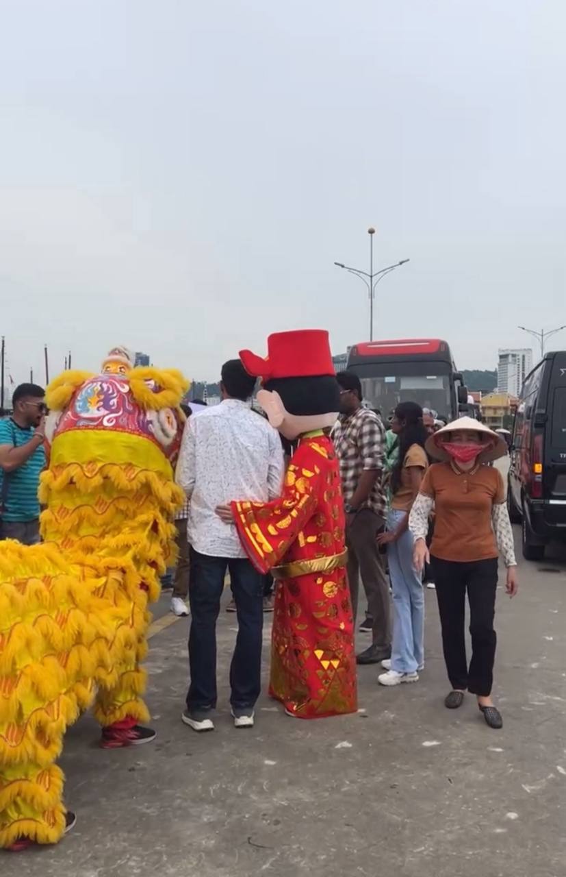 Du khách Ấn Độ đã "đổ bộ" kỳ quan thiên nhiên Việt Nam rồi: Thấy cảnh đẹp nhảy múa tưng bừng, thi nhau check-in với biểu tượng mùa Tết- Ảnh 9.