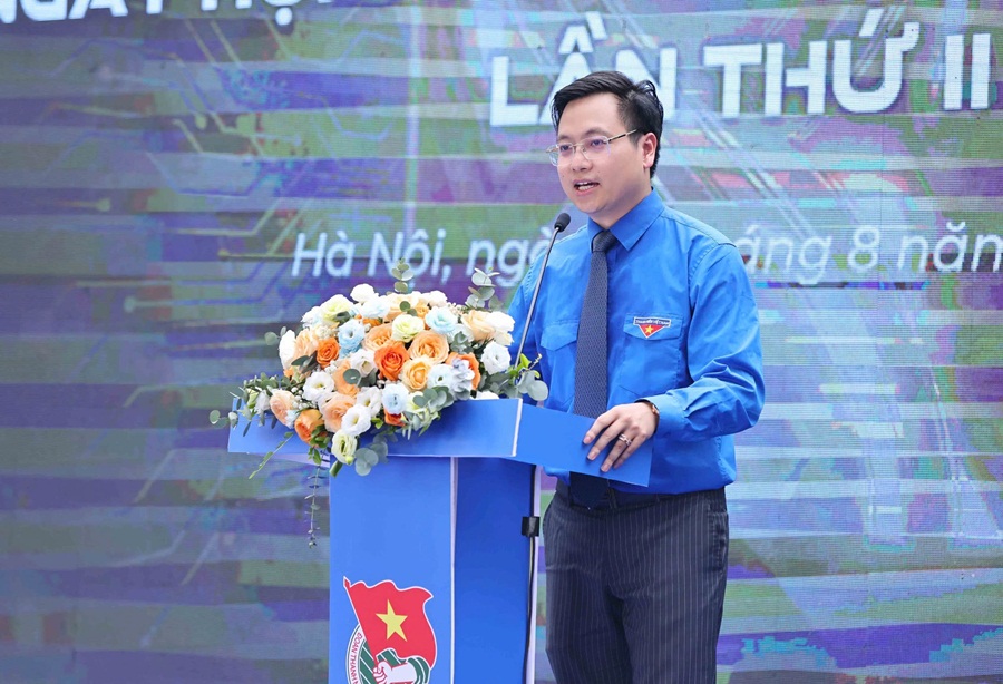 Đồng chí Trần Quang Hưng – Phó bí thư Thành đoàn Hà Nội phát biểu khai mạc chương trình.