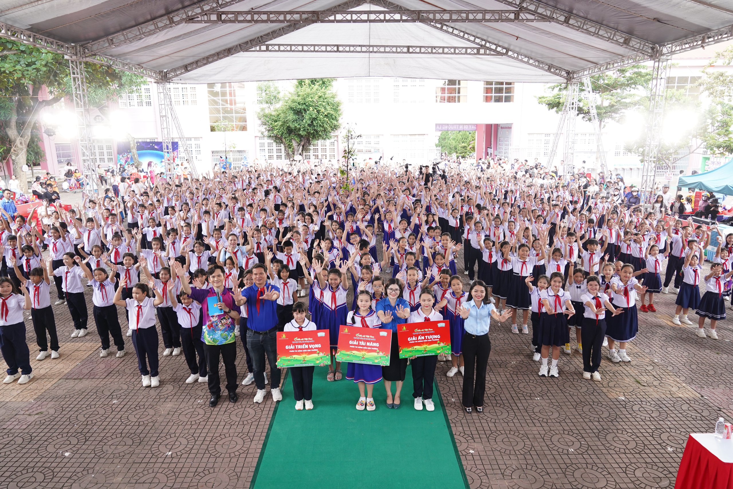 1.000 em thiếu nhi tham dự chương trình “Thiếu nhi Việt Nam - Học tập tốt, rèn luyện chăm” tại tỉnh Kon Tum- Ảnh 1.