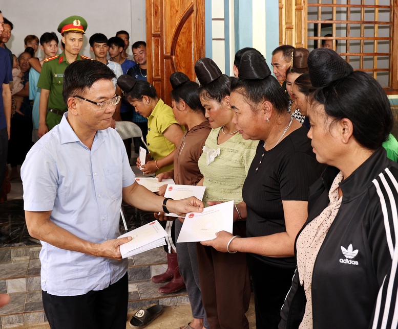 Phó Thủ tướng Lê Thành Long thị sát vùng ngập lụt, thăm hỏi đời sống người dân tỉnh Sơn La- Ảnh 2.