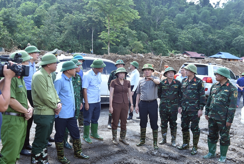 Phó Thủ tướng Trần Lưu Quang thăm hỏi các gia đình bị thiệt hại bởi mưa lũ tại Điện Biên- Ảnh 7.