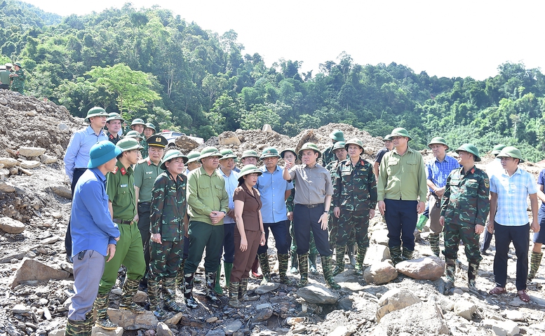 Phó Thủ tướng Trần Lưu Quang thăm hỏi các gia đình bị thiệt hại bởi mưa lũ tại Điện Biên- Ảnh 5.