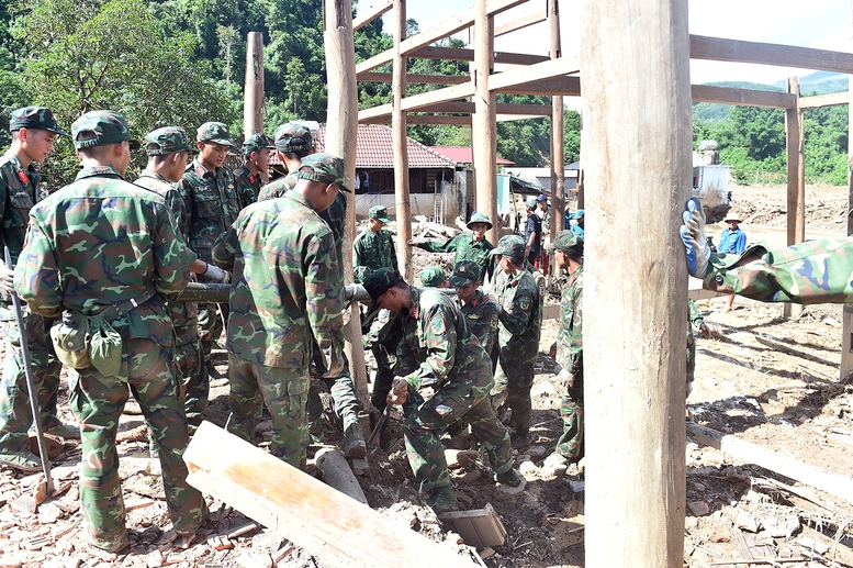 Phó Thủ tướng Trần Lưu Quang thăm hỏi các gia đình bị thiệt hại bởi mưa lũ tại Điện Biên- Ảnh 12.