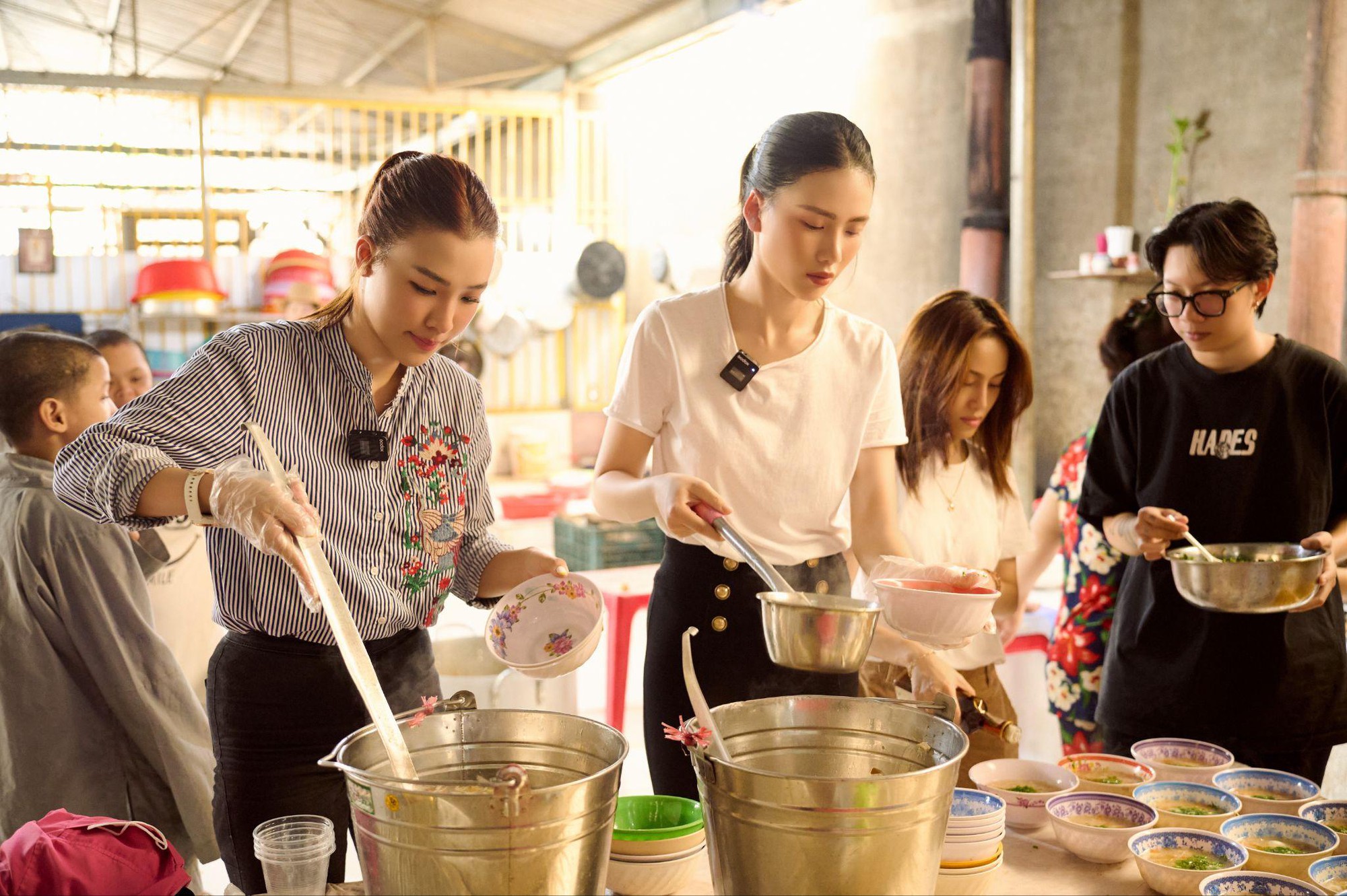 "Hoa yêu thương" tập 6: Bùi Quỳnh Hoa hạn chế đọc bình luận, Hoàng Oanh chia sẻ cách vượt qua khó khăn- Ảnh 5.