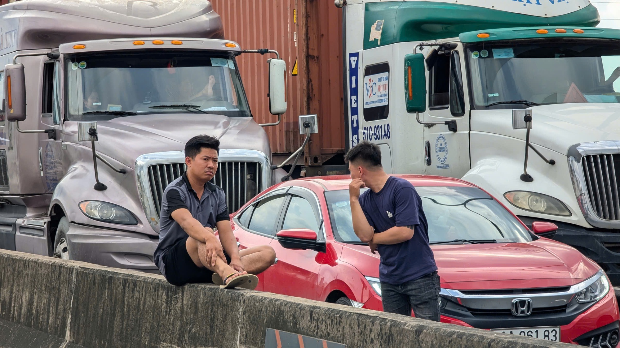 To&agrave;n cảnh hiện trường vụ tai nạn nghi&ecirc;m trọng giữa 8 &ocirc; t&ocirc; tr&ecirc;n cầu Ph&uacute; Mỹ khiến giao th&ocirc;ng t&ecirc; liệt- Ảnh 14.