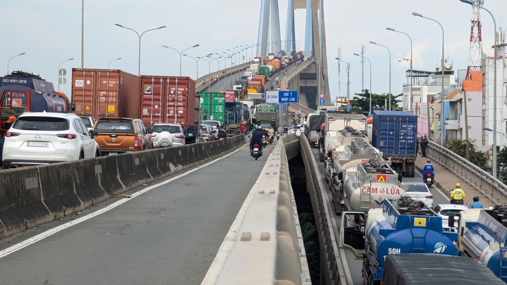 To&agrave;n cảnh hiện trường vụ tai nạn nghi&ecirc;m trọng giữa 8 &ocirc; t&ocirc; tr&ecirc;n cầu Ph&uacute; Mỹ khiến giao th&ocirc;ng t&ecirc; liệt- Ảnh 13.