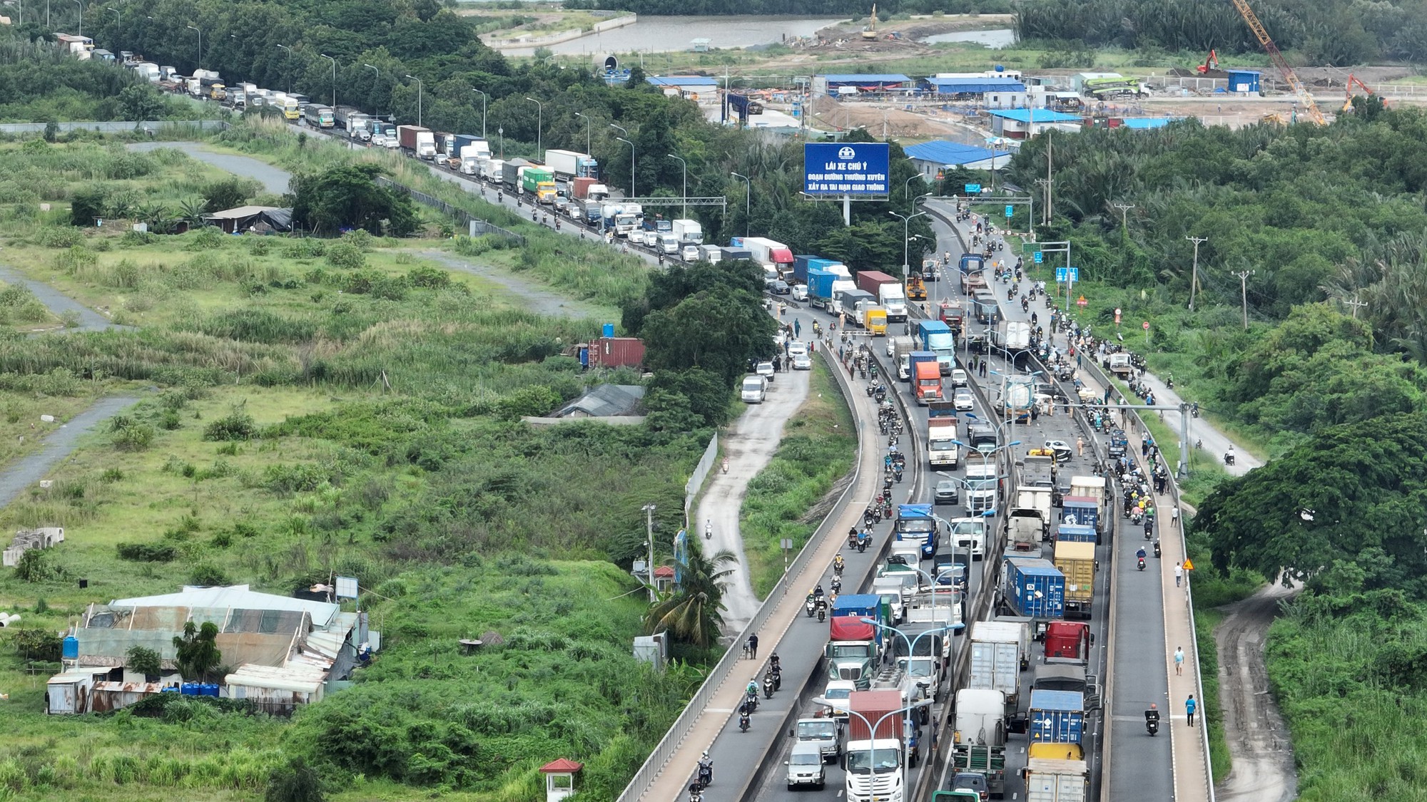 To&agrave;n cảnh hiện trường vụ tai nạn nghi&ecirc;m trọng giữa 8 &ocirc; t&ocirc; tr&ecirc;n cầu Ph&uacute; Mỹ khiến giao th&ocirc;ng t&ecirc; liệt- Ảnh 15.