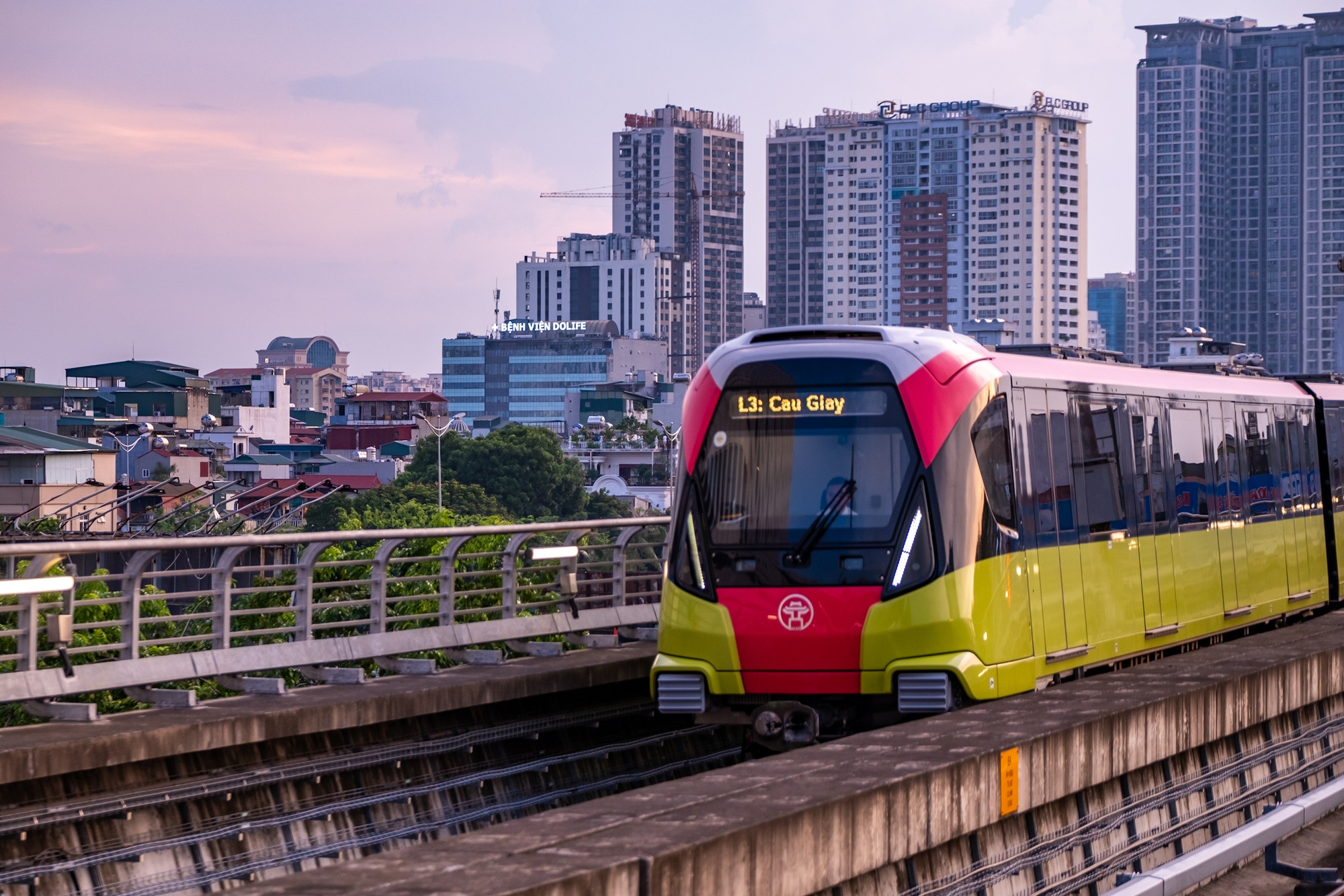 Xiêu lòng khoảnh khắc ánh hoàng hôn phủ vàng lên tuyến tàu Metro Nhổn - ga Hà Nội trong ngày đầu đón khách- Ảnh 1.