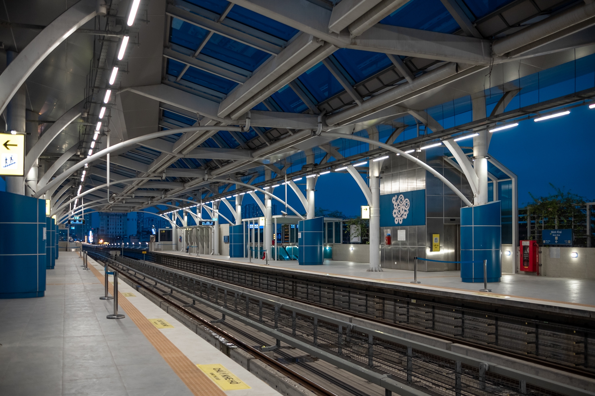 Xiêu lòng khoảnh khắc ánh hoàng hôn phủ vàng lên tuyến tàu Metro Nhổn - ga Hà Nội trong ngày đầu đón khách- Ảnh 24.