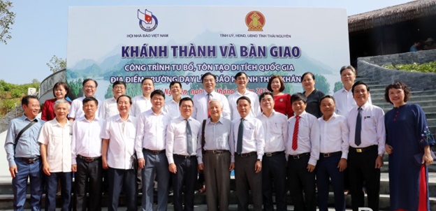 Các đại biểu chụp ảnh lưu niệm tại Lễ khánh thành.