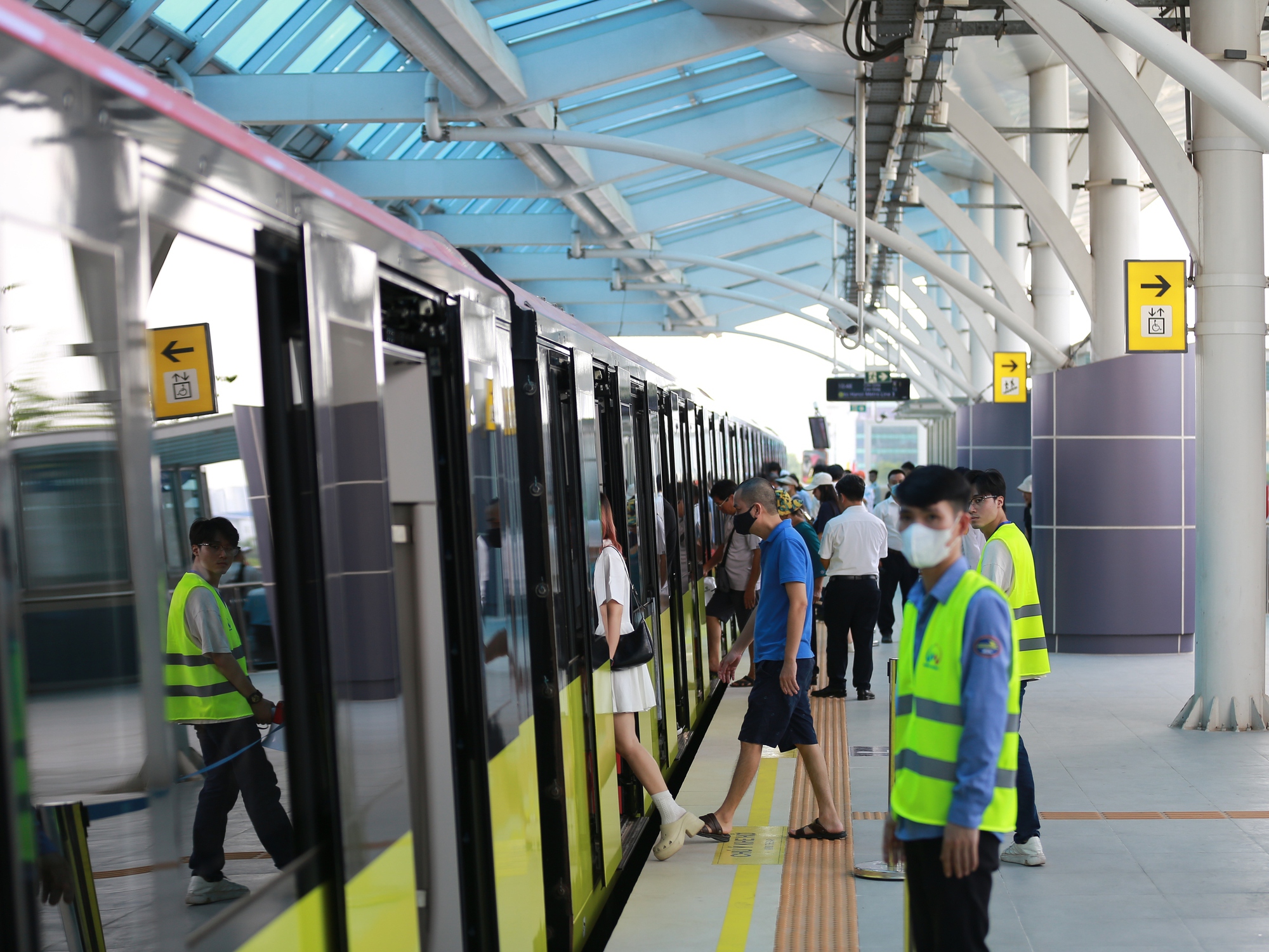 Ngày đầu đi thử metro Nhổn đưa hàng loạt bạn trẻ Hà Nội ra quyết định: 