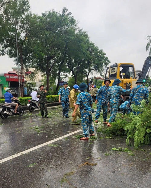 Cán bộ chiến sỹ đoàn Phòng không 361 phối hợp với địa phương tích cực khắc phục hậu quả cơn bão  số 3- Ảnh 6.