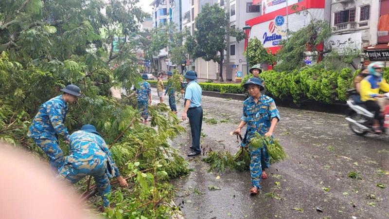 Cán bộ chiến sỹ đoàn Phòng không 361 phối hợp với địa phương tích cực khắc phục hậu quả cơn bão  số 3- Ảnh 7.