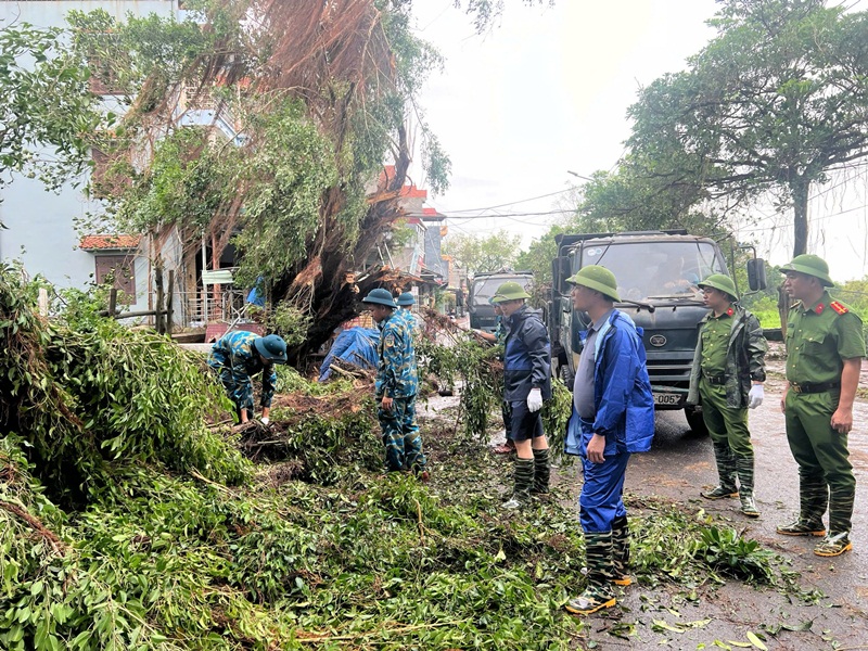 Cán bộ chiến sỹ đoàn Phòng không 361 phối hợp với địa phương tích cực khắc phục hậu quả cơn bão  số 3- Ảnh 8.