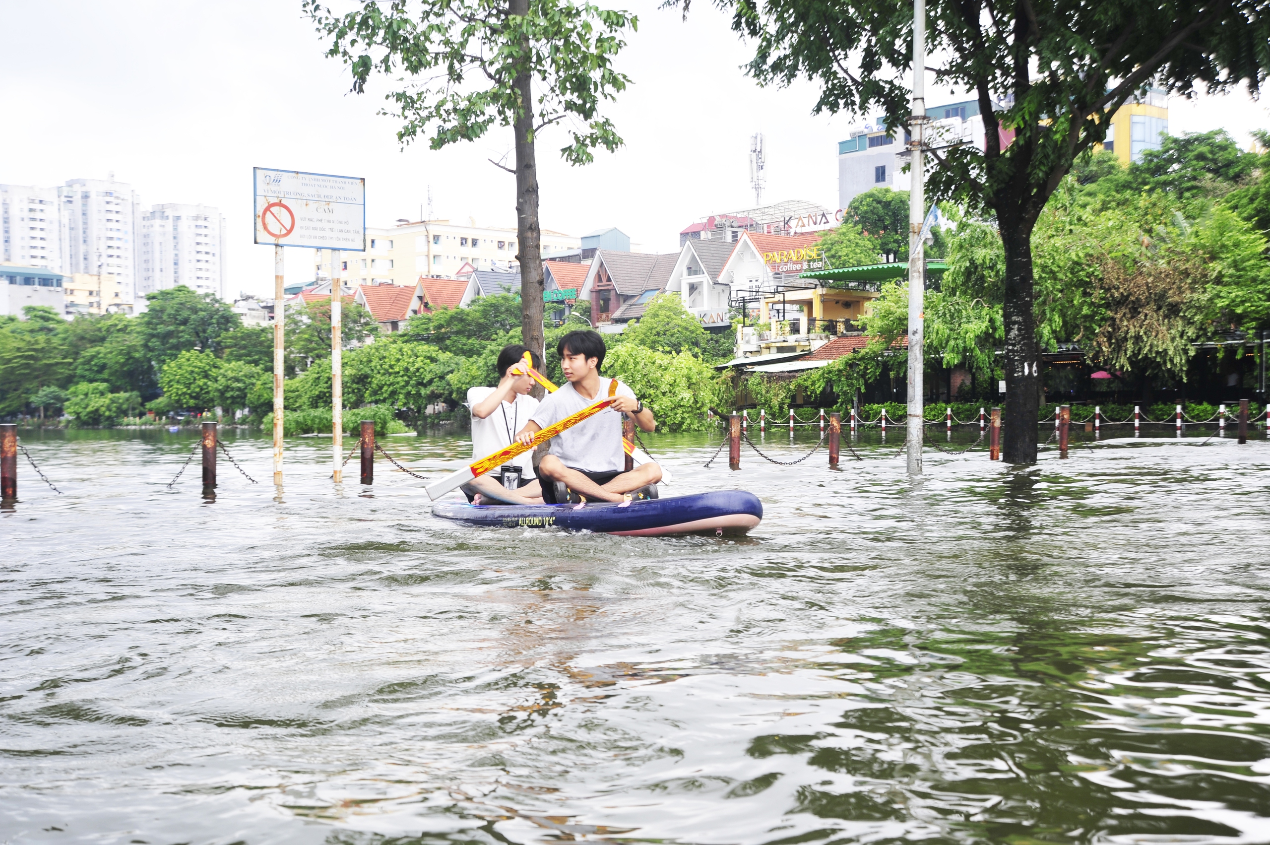 Hà Nội: Đường trong đô thị Văn Quán trở thành sông, nhiều bạn trẻ tranh thủ chụp ảnh, bơi thuyền- Ảnh 9.