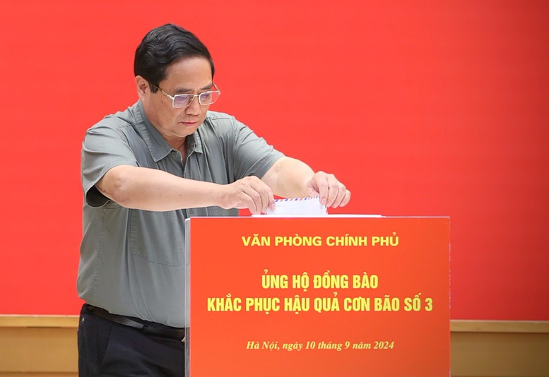 Thủ tướng cùng cán bộ, công chức Văn phòng Chính phủ ủng hộ đồng bào khắc phục hậu quả bão số 3- Ảnh 1.