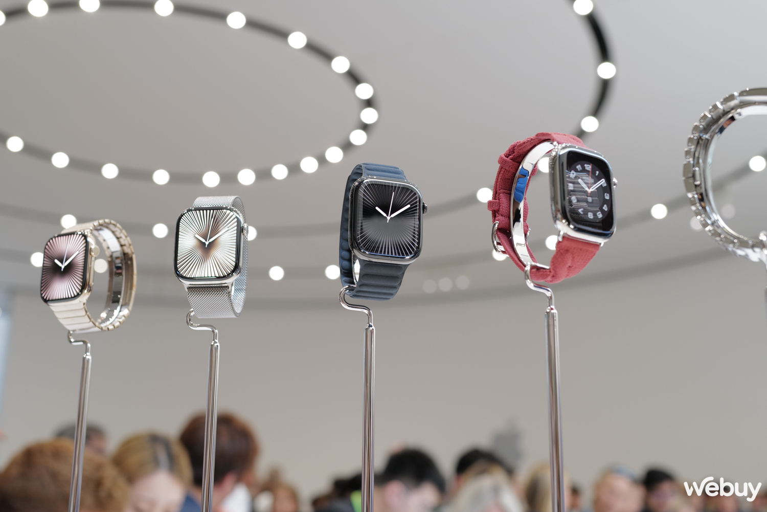 Trên tay Apple Watch Series 10 và Watch Ultra 2 màu mới: Titan bóng siêu đẹp, màu đen ấn tượng hơn và nhiều điểm mới lạ- Ảnh 1.