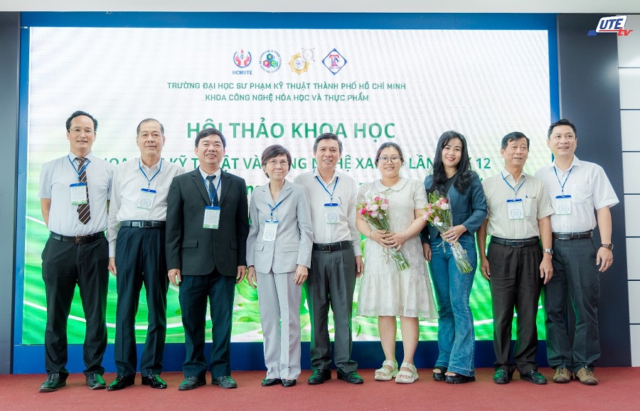 Ảnh ghi lại tại buổi Hội thảo Khoa học Kỹ thuật & Công nghệ xanh lần thứ 12, thầy thầy PGS.TS. Nguyễn Tấn Dũng - Trưởng khoa CNHH&TP chủ trì Hội thảo cùng với đại biểu tham dự Hội thảo.