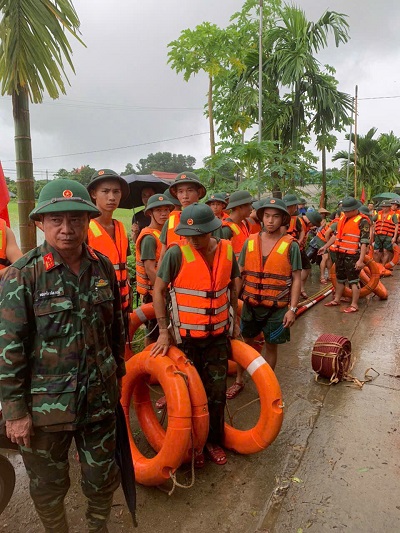 Đồng chí Nguyễn Văn Hòa. Phó sư đoàn trưởng, sư đoàn 346 đang chỉ đạo chuẩn bị công tác cứu hộ, cứu nạn giúp người dân.