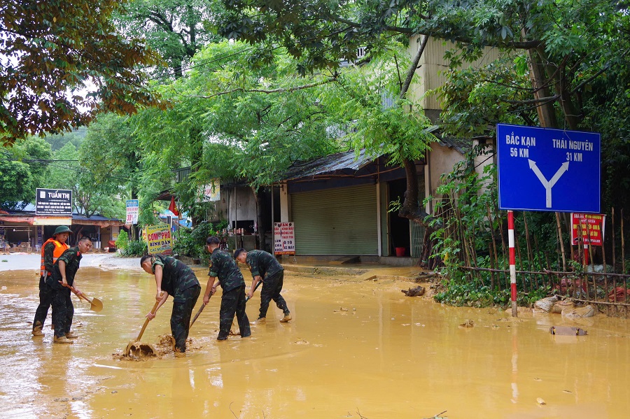 Những hình ảnh Cán bộ, chiến sĩ Sư đoàn 346, Quân khu 1 giúp dân khắc phục sau mưa bão.