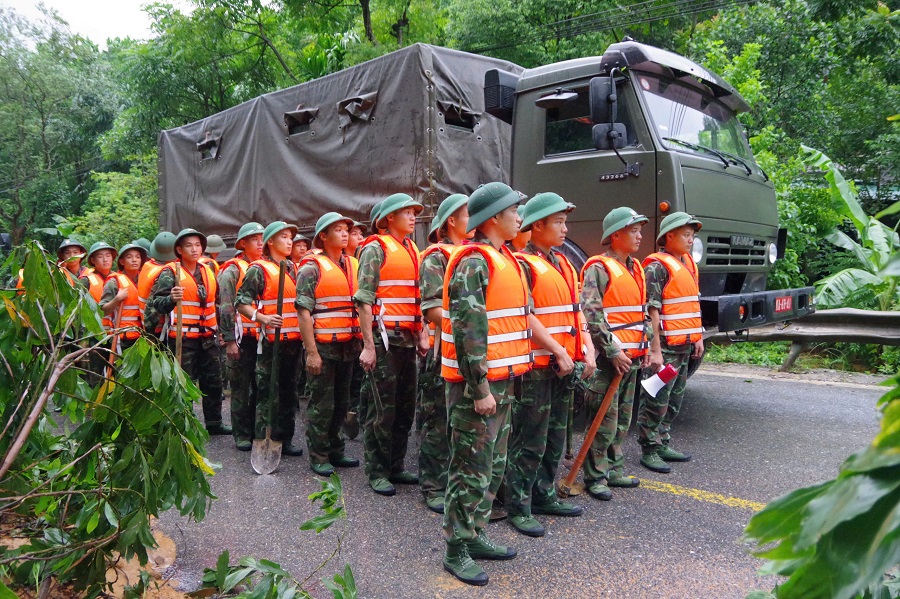 Cán bộ, chiến sĩ Sư đoàn 346, Quân khu 1 sẵn sàng làm nhiệm vụ tìm kiếm cứu nạn, giúp đỡ nhân dân khắc phục hậu quả do bão số 3 gây ra.