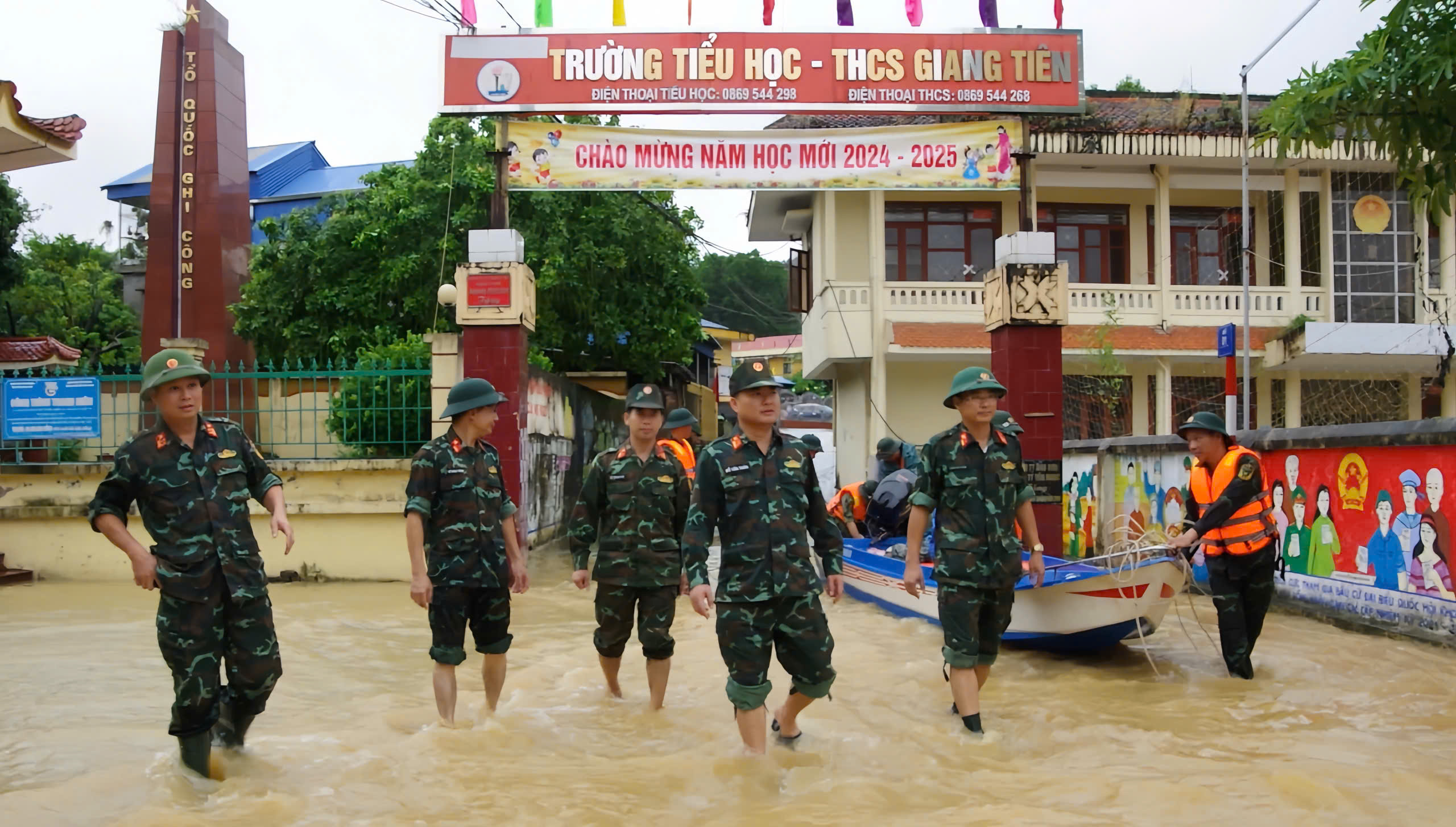 Tại các điểm ngập lụt ở huyện Phú Lương. Cán bộ, chiến sĩ Sư đoàn 346 dưới sự chỉ huy trực tiếp của Ban chỉ huy Sư đoàn vẫn đang khẩn trương, tịch cực giúp đỡ bà con khắc phục hậu quả nghiêm trọng.