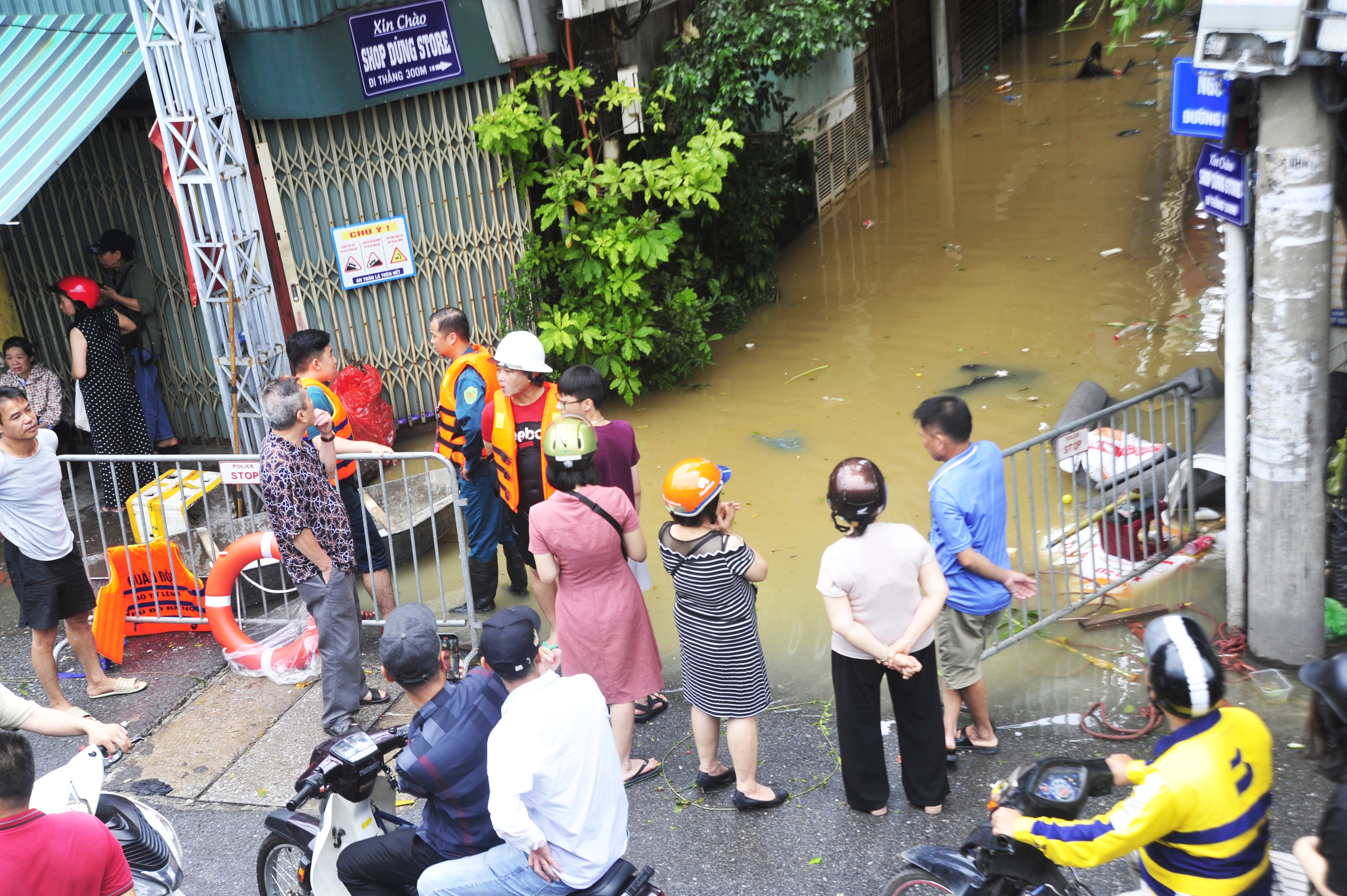 Sau một ngày ở tạm nơi khác, trở về nhà người dân chứng kiến nước dâng cao hơn