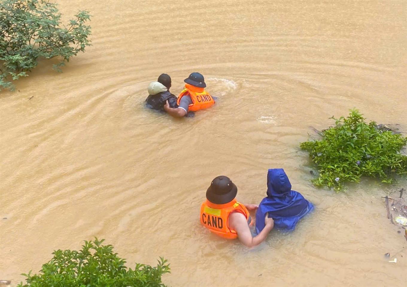 Gian nan hành trình 'cõng' nhu yếu phẩm đến vùng lũ quét, sạt lở: Vì cứu dân luôn là ưu tiên cao nhất- Ảnh 3.