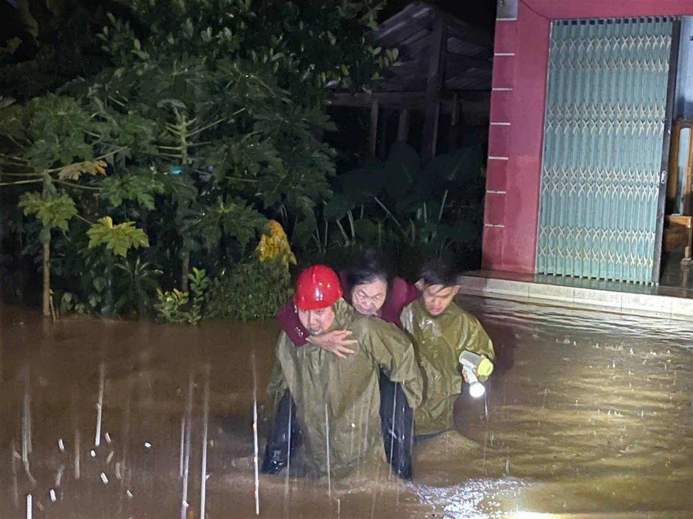 Gian nan hành trình 'cõng' nhu yếu phẩm đến vùng lũ quét, sạt lở: Vì cứu dân luôn là ưu tiên cao nhất- Ảnh 2.