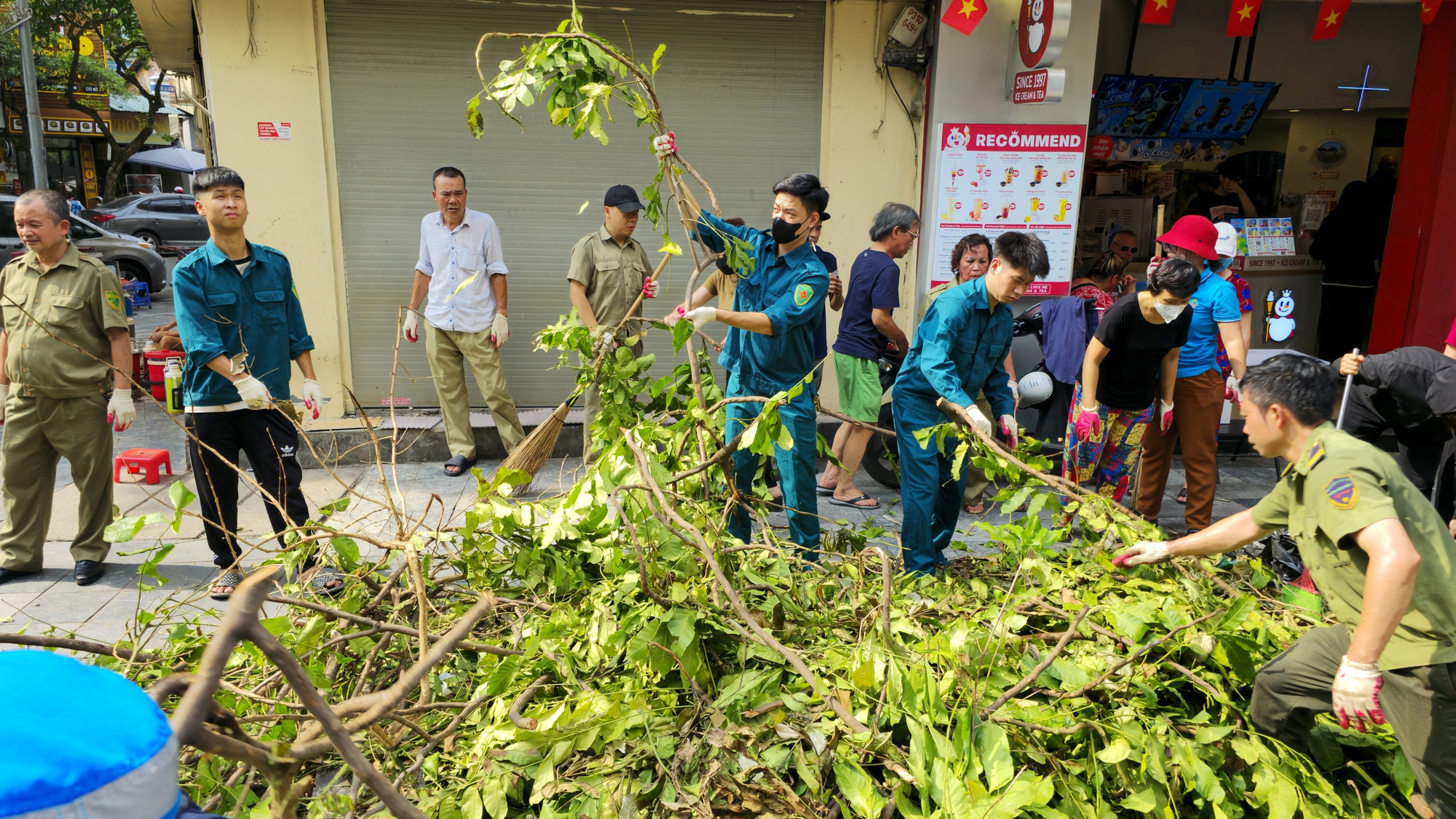 Hà Nội căng mình dọn dẹp cây xanh gãy đổ, nhanh chóng trả lại thành phố "xinh đẹp" sau bão số 3- Ảnh 8.