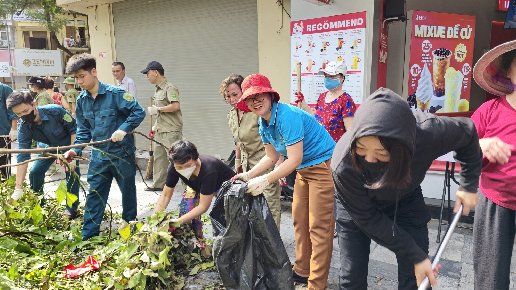 Hà Nội căng mình dọn dẹp cây xanh gãy đổ, nhanh chóng trả lại thành phố "xinh đẹp" sau bão số 3- Ảnh 12.