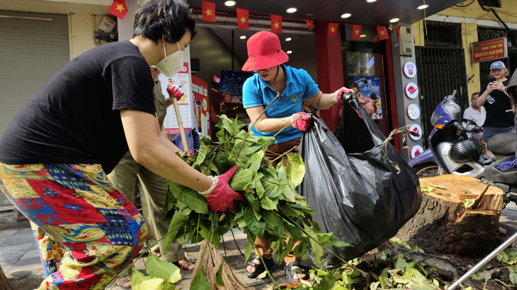 Hà Nội căng mình dọn dẹp cây xanh gãy đổ, nhanh chóng trả lại thành phố "xinh đẹp" sau bão số 3- Ảnh 14.