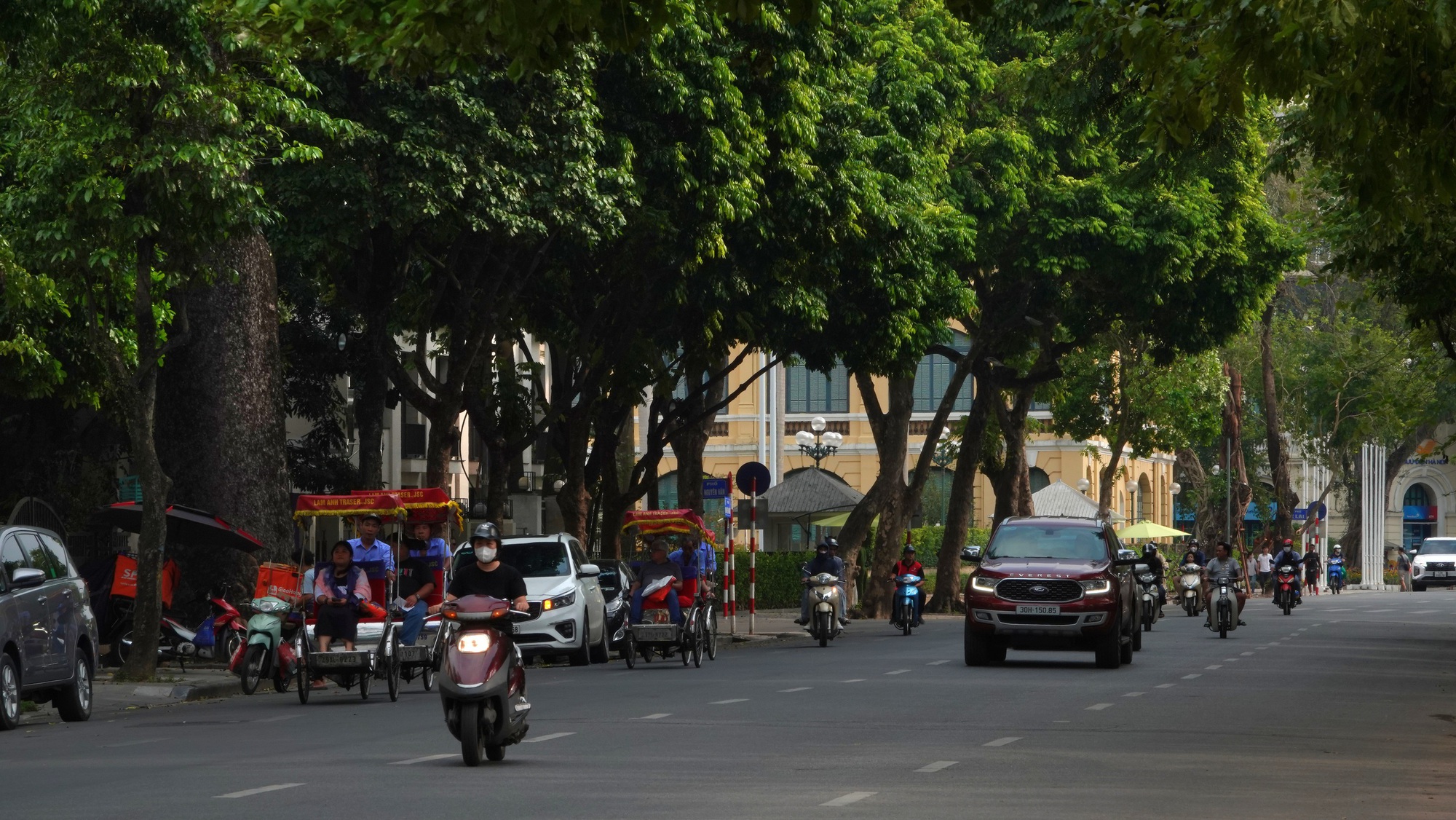 Hà Nội căng mình dọn dẹp cây xanh gãy đổ, nhanh chóng trả lại thành phố "xinh đẹp" sau bão số 3- Ảnh 18.