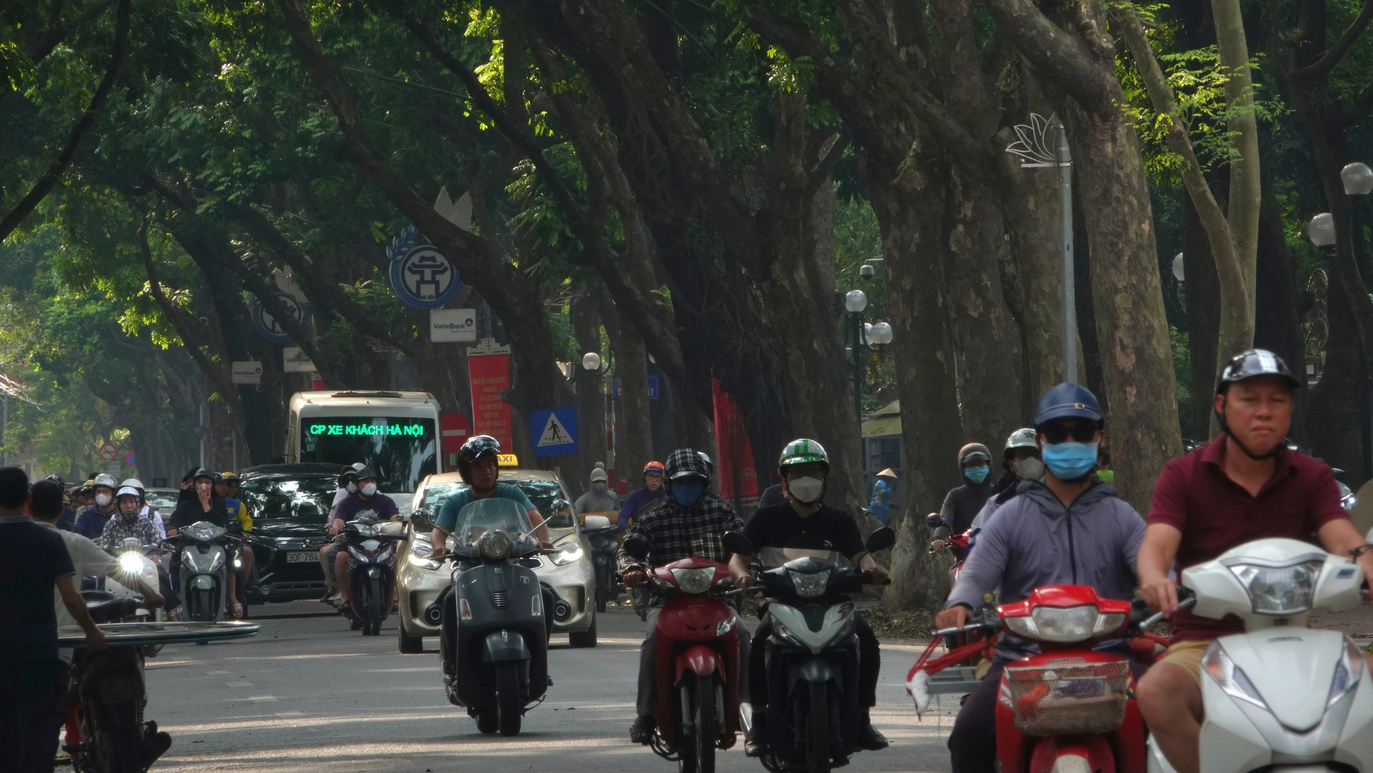 Hà Nội căng mình dọn dẹp cây xanh gãy đổ, nhanh chóng trả lại thành phố "xinh đẹp" sau bão số 3- Ảnh 16.