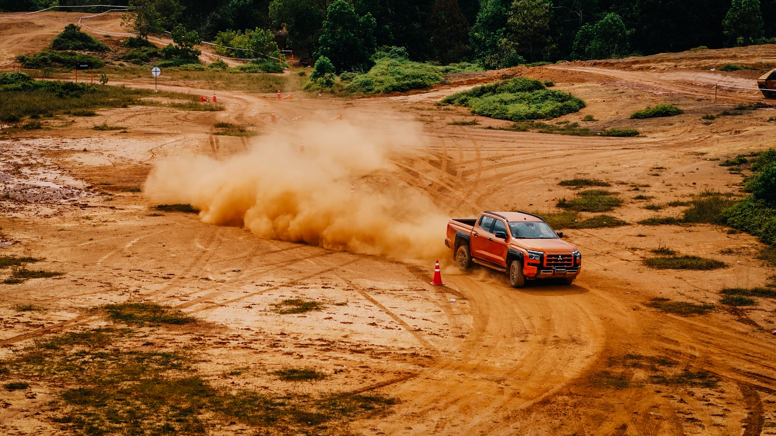 Tôi cùng tay đua vô địch Dakar Rally lái Mitsubishi Triton 2024: Treo mềm hợp số đông, động cơ bốc hơn thế hệ cũ- Ảnh 24.