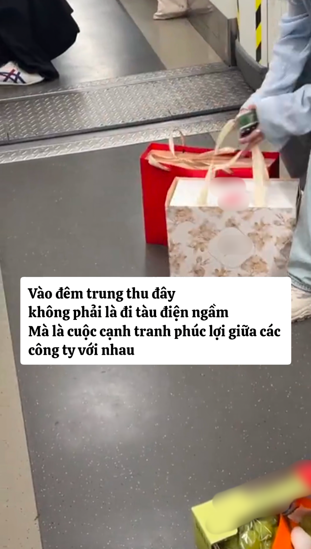 Đi tàu điện ngầm dịp Trung thu, nhìn qua 1 chi tiết là biết ai giỏi ai giàu, kẻ không đủ đẳng cấp đành chọn đi taxi cho bớt tủi thân- Ảnh 1.