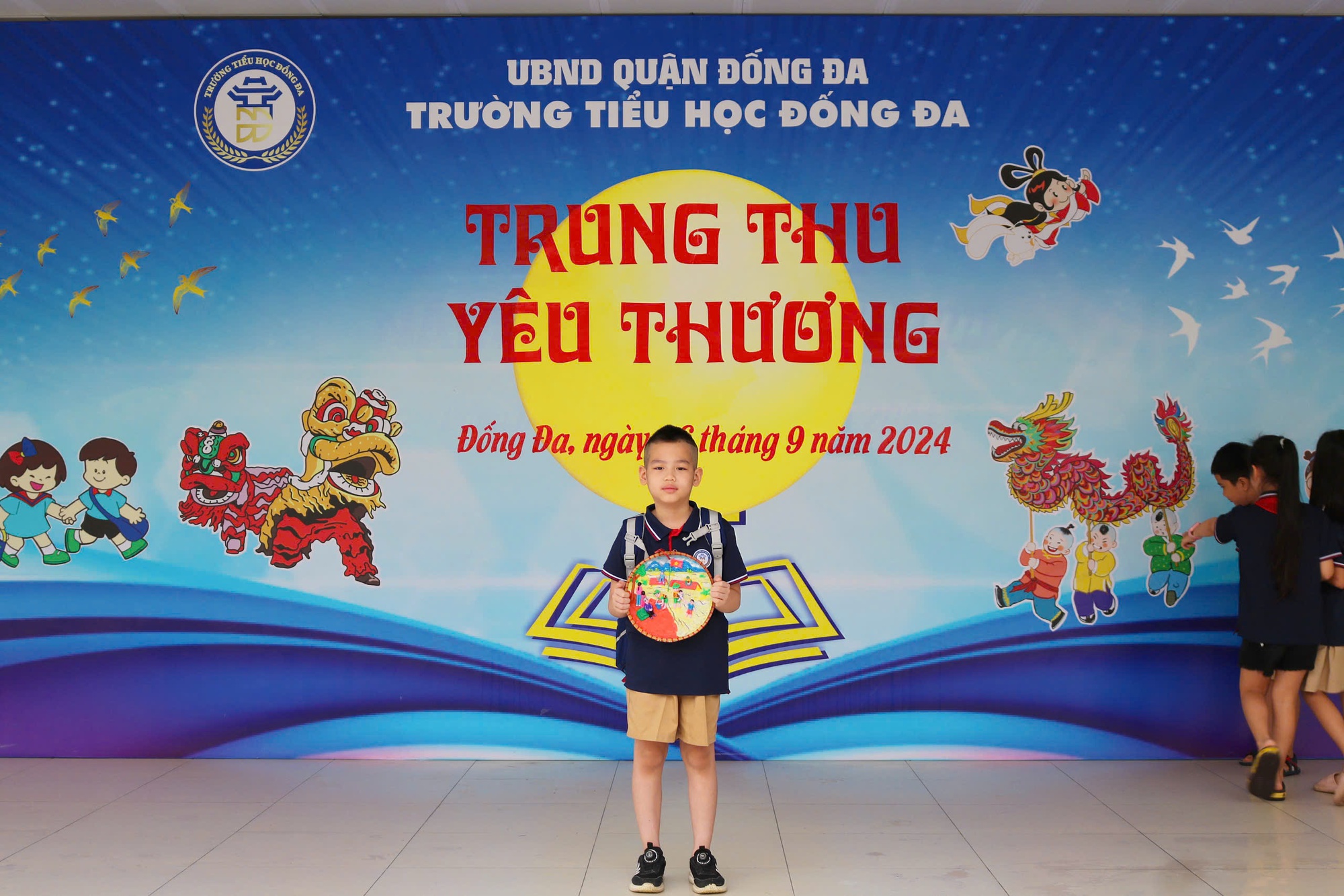 Trung thu đặc biệt của các em nhỏ ở Hà Nội: Không giăng đèn kết hoa, chẳng mâm cỗ tưng bừng nhưng vẫn là Trung thu ấm áp nhất!- Ảnh 3.