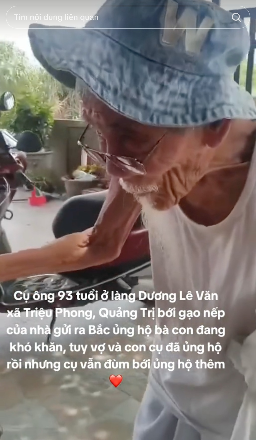 Xúc động hình ảnh cụ bà nhặt ve chai, cụ ông 93 tuổi phải chống gậy vẫn tự tay mang đồ đến ủng hộ bà con vùng lũ- Ảnh 2.