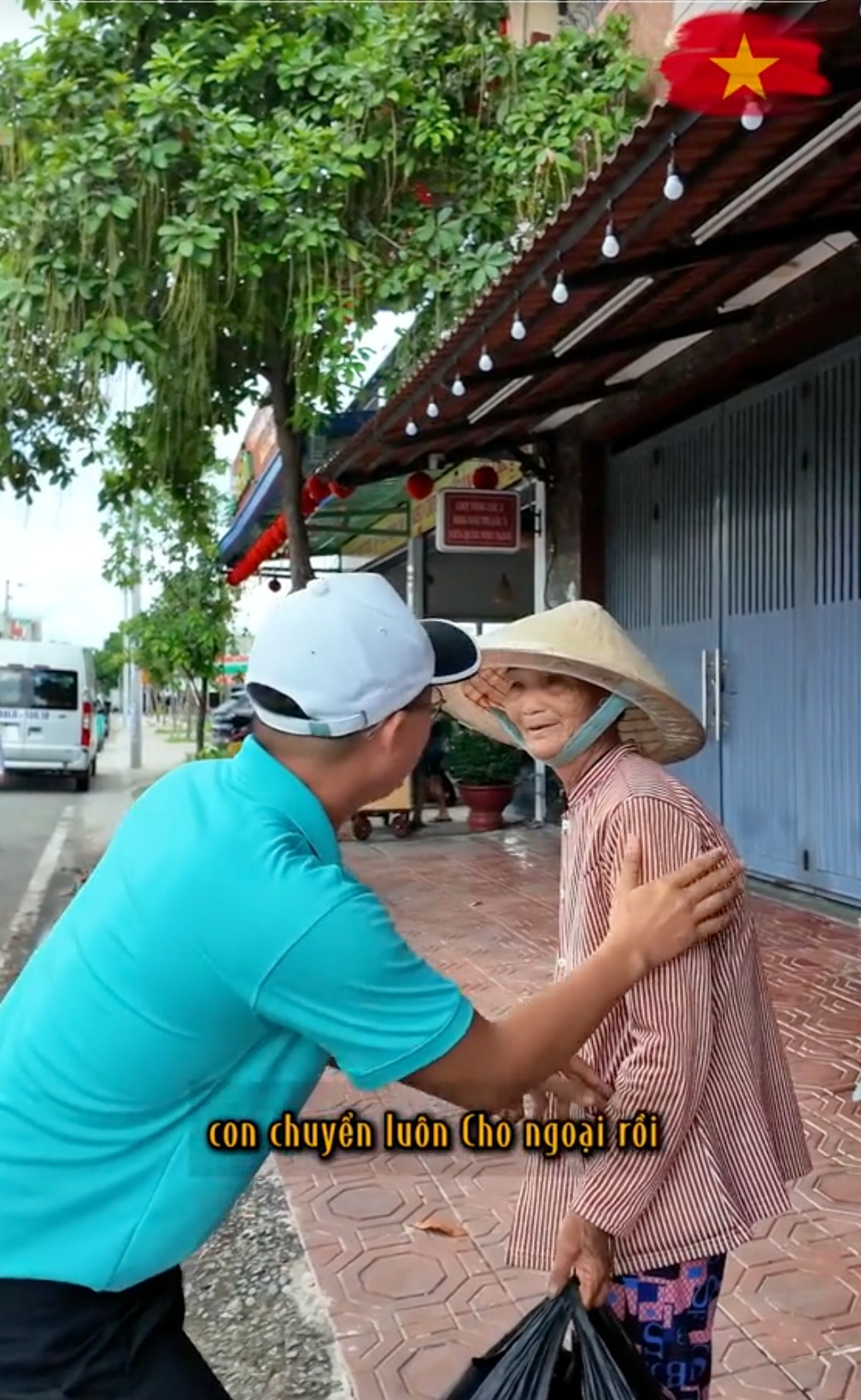 Xúc động hình ảnh cụ bà nhặt ve chai, cụ ông 93 tuổi phải chống gậy vẫn tự tay mang đồ đến ủng hộ bà con vùng lũ- Ảnh 4.