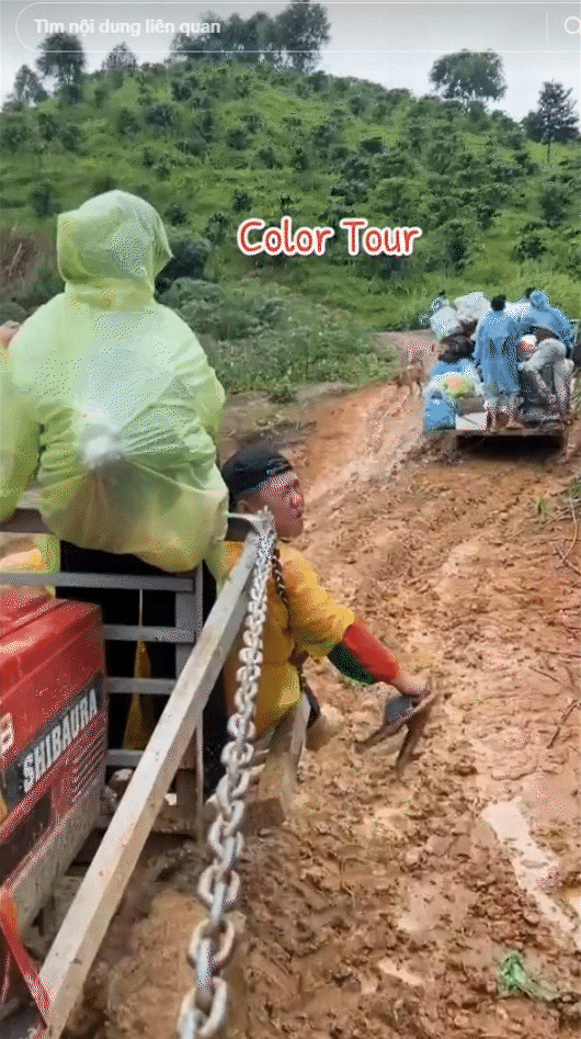 Nín thở dõi theo hành trình vượt bùn lầy, trèo đèo lội suối của đoàn xe cứu trợ tiến vào vùng lũ- Ảnh 15. Nín thở dõi theo hành trình vượt bùn lầy, trèo đèo lội suối của đoàn xe cứu trợ tiến vào vùng lũ- Ảnh 15.