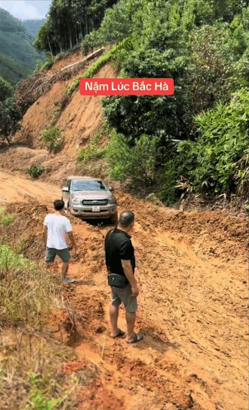 Nín thở dõi theo hành trình vượt bùn lầy, trèo đèo lội suối của đoàn xe cứu trợ tiến vào vùng lũ- Ảnh 1. Nín thở dõi theo hành trình vượt bùn lầy, trèo đèo lội suối của đoàn xe cứu trợ tiến vào vùng lũ- Ảnh 1.