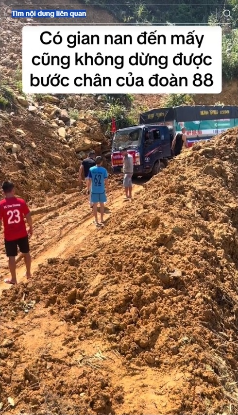 Nín thở dõi theo hành trình vượt bùn lầy, trèo đèo lội suối của đoàn xe cứu trợ tiến vào vùng lũ- Ảnh 5. Nín thở dõi theo hành trình vượt bùn lầy, trèo đèo lội suối của đoàn xe cứu trợ tiến vào vùng lũ- Ảnh 5.