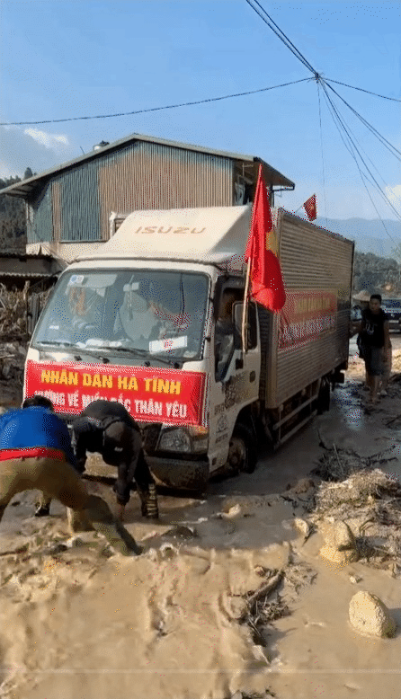 Nín thở dõi theo hành trình vượt bùn lầy, trèo đèo lội suối của đoàn xe cứu trợ tiến vào vùng lũ- Ảnh 14. Nín thở dõi theo hành trình vượt bùn lầy, trèo đèo lội suối của đoàn xe cứu trợ tiến vào vùng lũ- Ảnh 14.