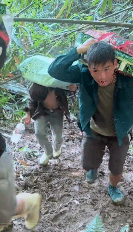 Nín thở dõi theo hành trình vượt bùn lầy, trèo đèo lội suối của đoàn xe cứu trợ tiến vào vùng lũ- Ảnh 23. Nín thở dõi theo hành trình vượt bùn lầy, trèo đèo lội suối của đoàn xe cứu trợ tiến vào vùng lũ- Ảnh 23.