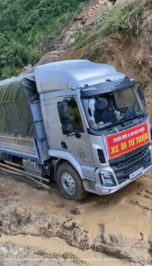 Nín thở dõi theo hành trình vượt bùn lầy, trèo đèo lội suối của đoàn xe cứu trợ tiến vào vùng lũ- Ảnh 12. Nín thở dõi theo hành trình vượt bùn lầy, trèo đèo lội suối của đoàn xe cứu trợ tiến vào vùng lũ- Ảnh 12.
