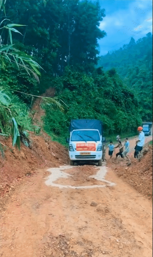 Nín thở dõi theo hành trình vượt bùn lầy, trèo đèo lội suối của đoàn xe cứu trợ tiến vào vùng lũ- Ảnh 10. Nín thở dõi theo hành trình vượt bùn lầy, trèo đèo lội suối của đoàn xe cứu trợ tiến vào vùng lũ- Ảnh 10.