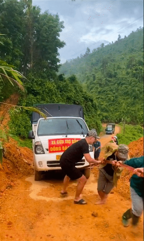 Nín thở dõi theo hành trình vượt bùn lầy, trèo đèo lội suối của đoàn xe cứu trợ tiến vào vùng lũ- Ảnh 9. Nín thở dõi theo hành trình vượt bùn lầy, trèo đèo lội suối của đoàn xe cứu trợ tiến vào vùng lũ- Ảnh 9.
