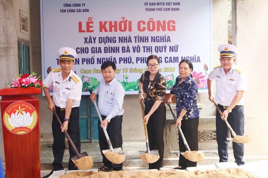 Các đại biểu tham gia khởi công xây dựng nhà cho gia đình bà Võ Thị Quý Nữ.