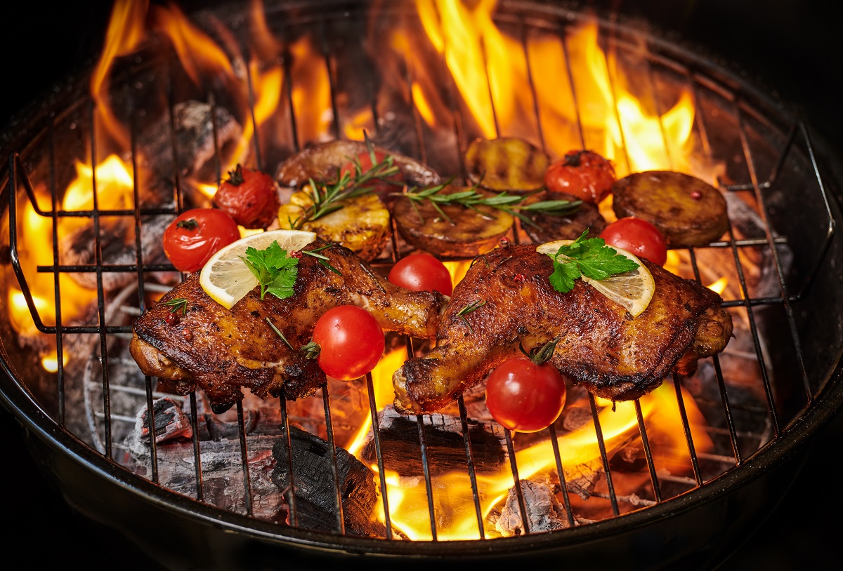 grilled-chicken-legs-flaming-g-8521-7384-1656906412.jpg